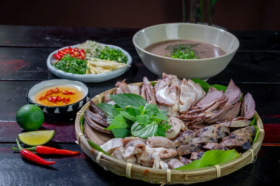 Khách ăn tô phở bò
