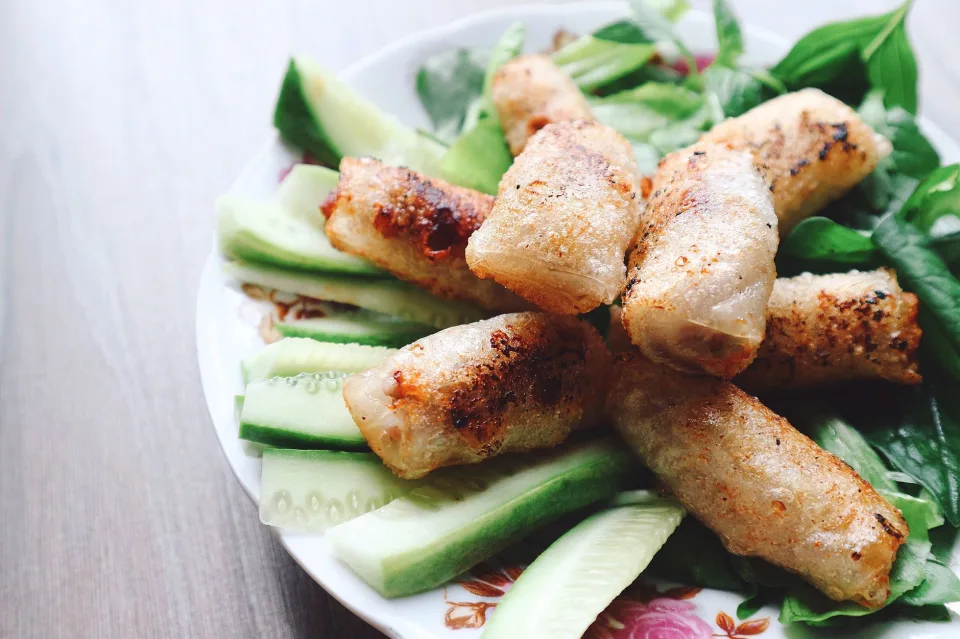 Ly trà sữa trên bàn